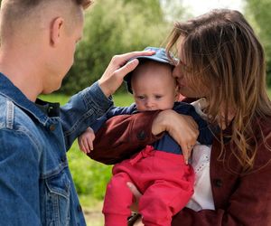 M jak miłość, odc. 1875. Paweł (Rafał Mroczek), Franka (Dominika Kachlik), Antoni Lucjan (Mark Myronenko)