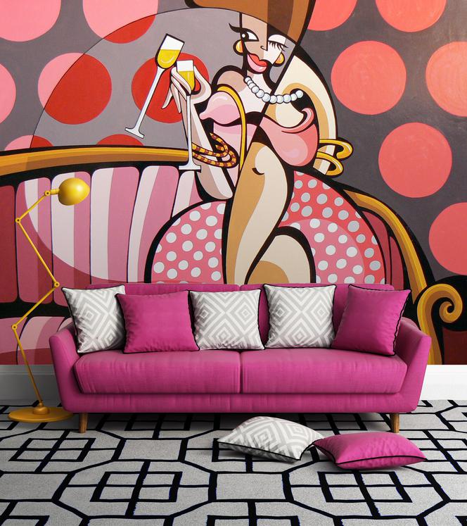 Wyrazista tapeta w stylu pop - art na ścianie w salonie