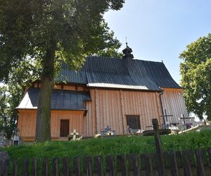 Uchodzi za jedną z najpiękniejszych wsi w Małopolsce. Zamieszkał w niej pustelnik