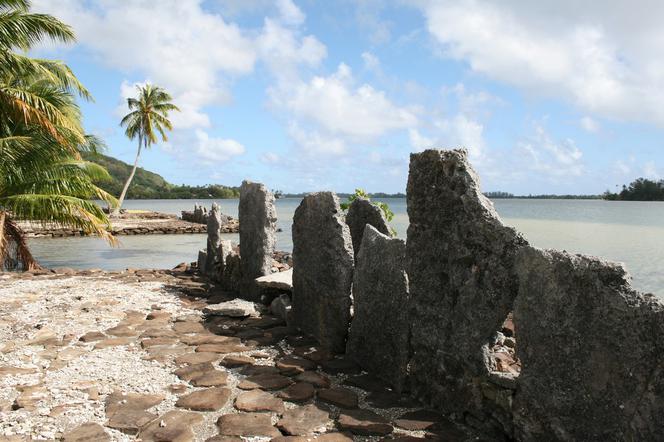Kamienne Marae w wiosce Maeva na Huahine 2