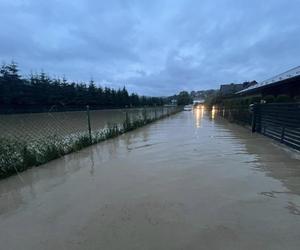 Intensywne deszcze nad Małopolską. Zalane ulice i masa podtopień. Strażacy wyjeżdżali co chwilę [ZDJĘCIA]. 