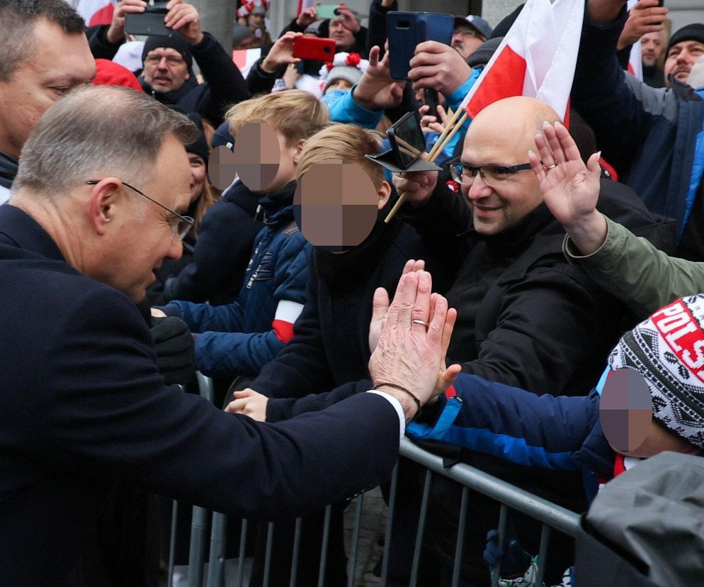 Dostrzegli rękę prezydenta Dudy po wypadku 