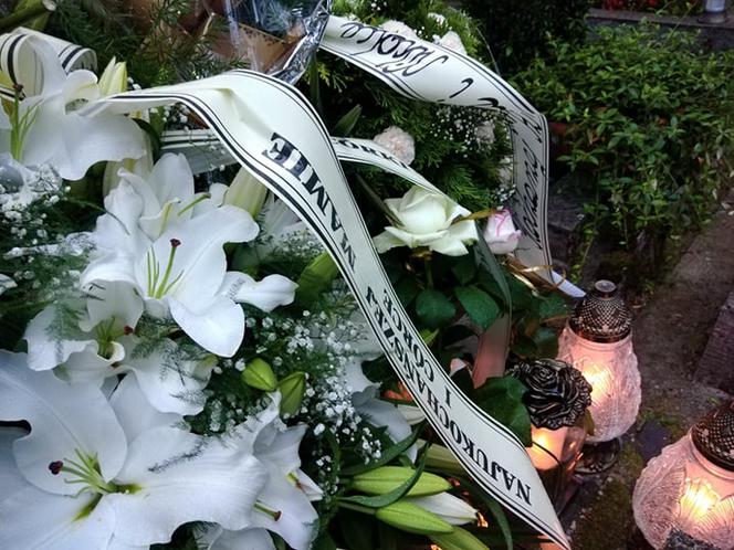 Tragedia w Salisbury. Zamordowane kobiety pochowane w Tarnowie. Grobu nie widać spod kwiatów