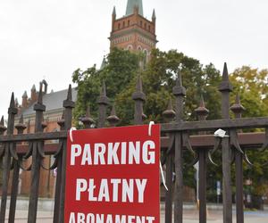 Rodzice puszczają dzieci na ulicę, bo… proboszcz wprowadził abonament za parking. Gdzie teraz mamy parkować?