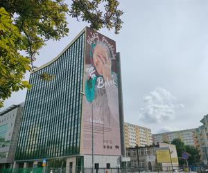 Legenda powróciła do Białegostoku. Słynny mural Wyślij pocztówkę dla babci oficjalnie odsłonięty
