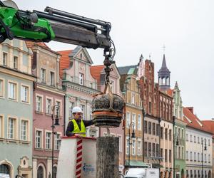 Pręgierz został oczyszczony z zabrudzeń i osadów, które nagromadziły się na jego powierzchni przez ostatnie lata