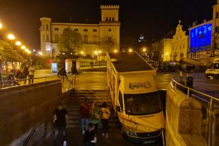 Śląskie: Zaskakujący finał festiwalu czekolady. Food Truck stoczył się do przejścia podziemnego [ZDJĘCIA]