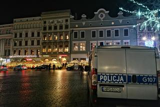 Krakowski Rynek pełen policji i służb. Co się dzieje? [ZDJĘCIA]