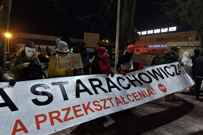 Kaczyński w Starachowicach. Pod kościołem okrzyki Wynocha; Wolna Polska