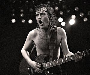 Prawdziwa gratka dla wielbicieli AC/DC! W sieci dostępny jest darmowy dokument o wczesnych latach zespołu