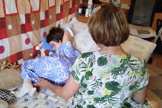 By pomóc, wystarczy wpłacić dowolną kwotę na konto Fundacji Dzieciom „Zdążyć z pomocą” nr 15 1060 0076 0000 3310 0018 2615 z dopiskiem „2010 Karolina Sienicka – darowizna na pomoc i ochronę zdrowia”. 