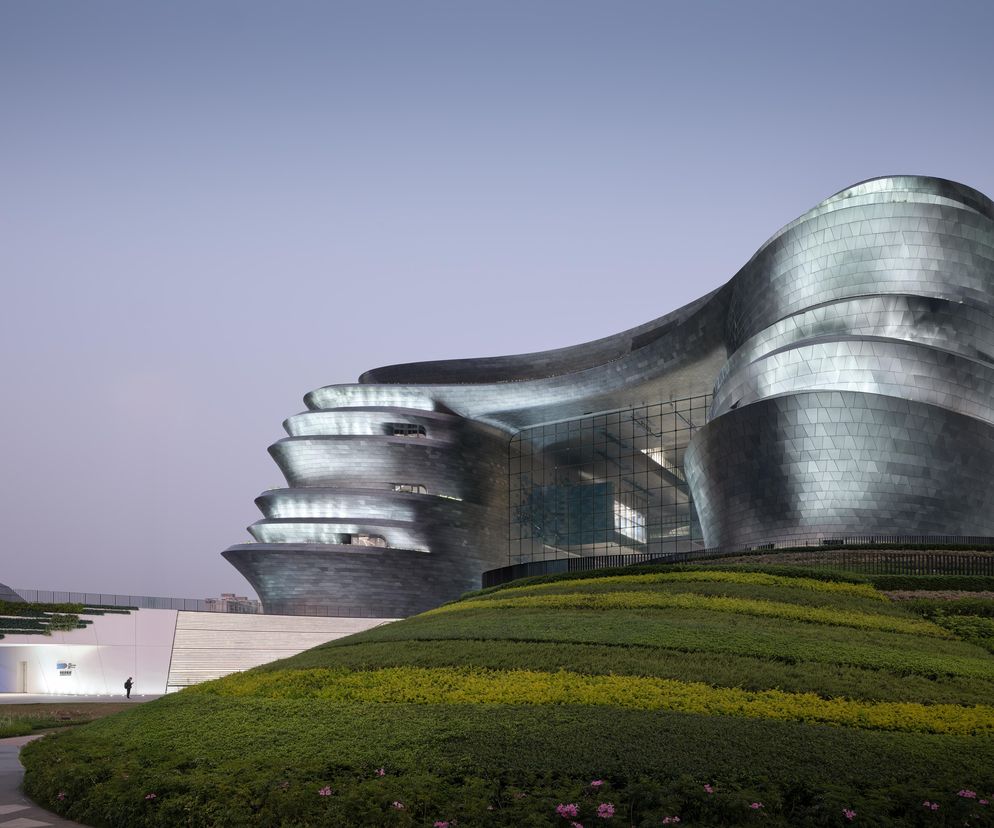 Fale odwiedzających w Muzeum w Shenzhen. „Kosmiczny statek” przyciągnął milion osób w mniej niż 100 dni