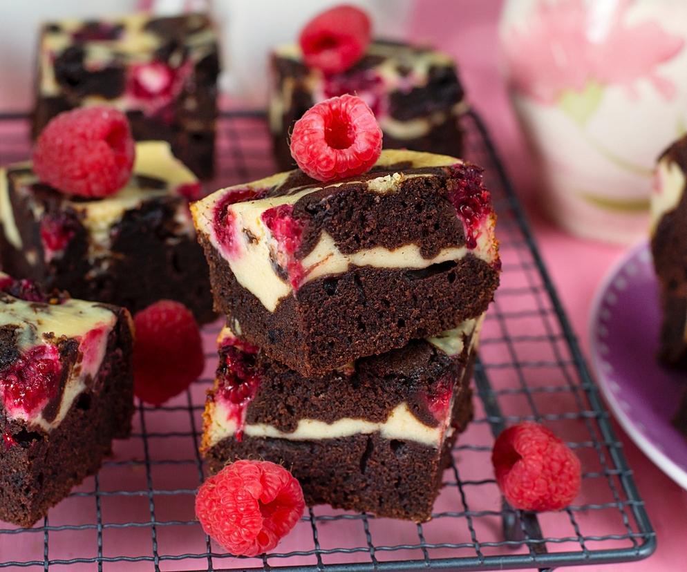 Arabeska jest lekkim czekoladowo-jogurtowym ciastem z malinami