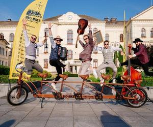 Muzycy z Bydgoszczy na sześcioosobowym rowerze zagrają pod wieżą Eiffla i przy Bramie Brandenburskiej