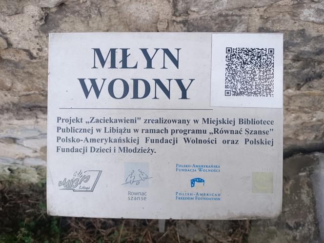 Opuszczony młyn wodny z samochodami w środku