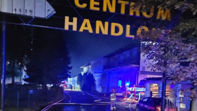 Potężny pożar parku trampolin we Włocławku