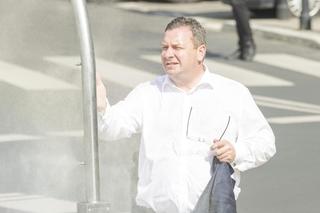 Michał Wójcik oblewa się wodą