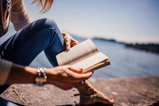 Poznaj najlepsze książki na lato. Spakuj emocje na wakacje! 