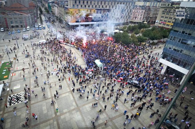 Kibice protestowali przeciwko imigrantom w centrum Katowic