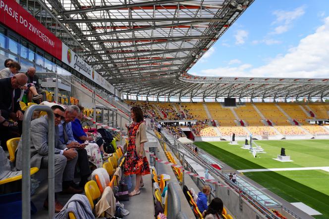 Kongres Świadków Jehowy Białystok 2024. Tłumy wiernych na Stadionie Miejskim