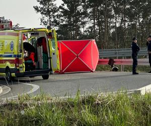 Jechał motocyklem z pasażerką. Jemu nic się nie stało, ją reanimowali ratownicy. Dramatyczny wypadek w Górze Kalwarii