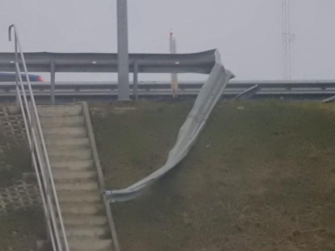 Przerażający wypadek w Majdanie pod Wiązowną. Mercedes przebił barierki i runął z wiaduktu