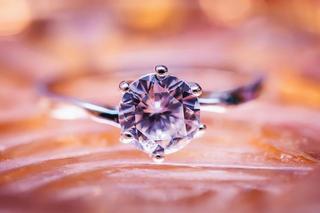 Ile powinien kosztować pierścionek zaręczynowy? Są na to wyliczenia!