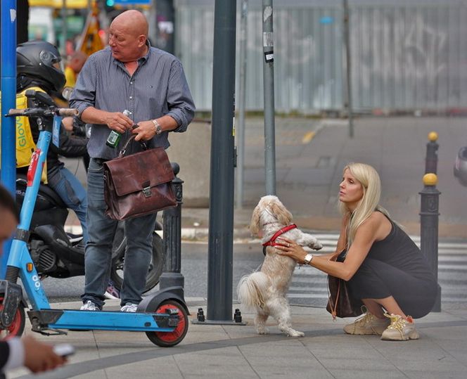 Jasnowidz Jackowski przyłapany w Warszawie. Młodsza, atrakcyjna kobieta i luksusowe zakupy