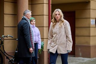 Na Wspólnej, odc. 3778: Monika (Sylwia Gliwa), Damian (Waldemar Błaszczyk), Martyna (Anna Kózka) 