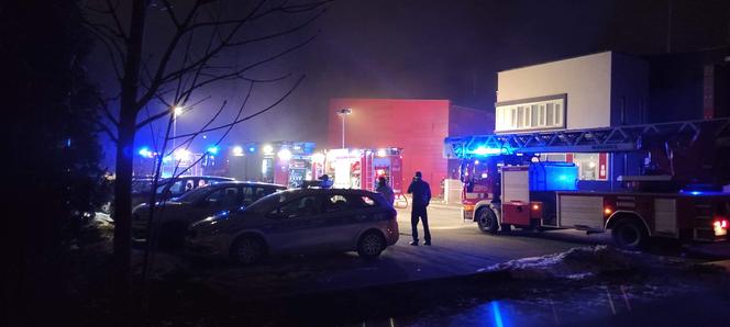 Kraków: Poteżny pożar archiwum Urzędu Miasta. Płoną dwie duże hale przy ulicy Na Załęczu. Akcja trwa [ZDJĘCIA]