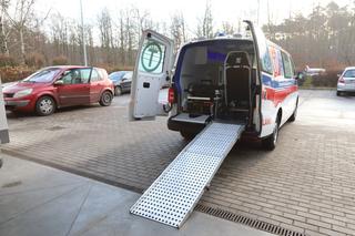 Szpital w Lesznie ma nową karetkę transportową. Zastąpi inną, wysłużoną
