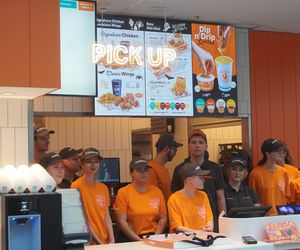 Tłumy na otwarciu Popeyes w Olsztynie. Rekordzista czekał w kolejce ponad 20 godzin