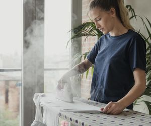 Jak usunąć ślady po żelazku? 