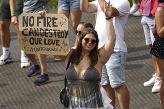 Tomorrowland 2025 ruszył! W tle nowej sceny widoczna ta spalona.  Absolutnie niesamowite