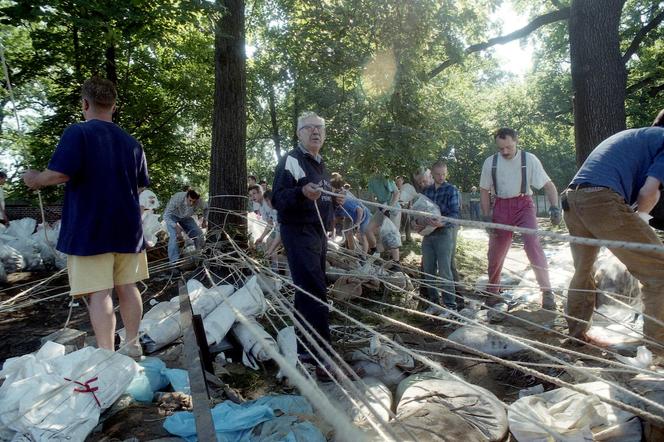 Powódź tysiąclecia we Wrocławiu. Zobacz, jak ratowano zoo przed wielką wodą 