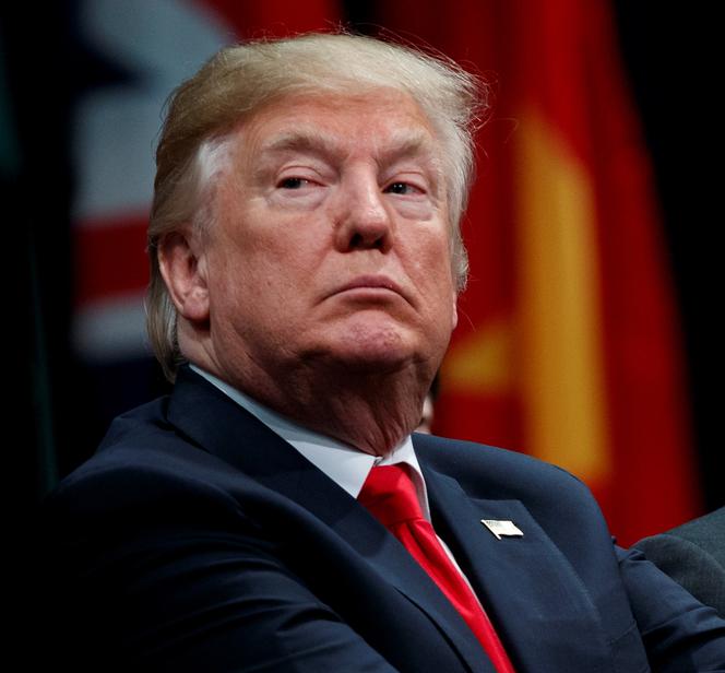 Trump nie zna hymnu USA?! 