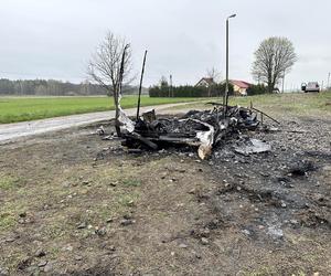 Mężczyzna zginął w nocnym pożarze przyczepy kempingowej