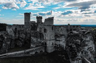 Zamek Ogrodzieniec. Tajemnicza warownia na mapie Polski