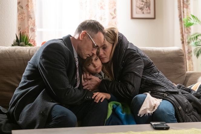 Na Wspólnej, odc. 2847. Kajtek (Mikołaj Szostek), Monika (Sylwia Gliwa), Damian (Waldemar Błaszczyk)