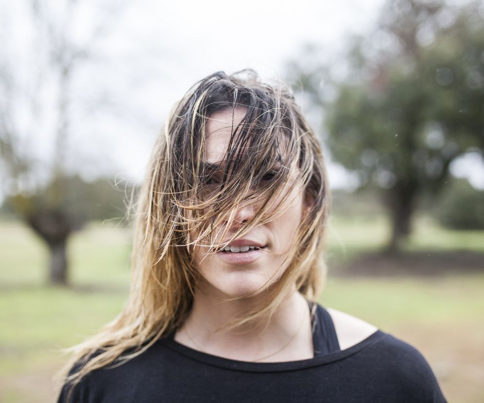 Babcia ostrzegała: nie wychodź z mokrą głową, bo się rozchorujesz. Lekarz tłumaczy, czy to prawda