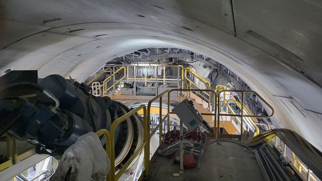 Drążenie tunelu pod Pisarzową w ramach modernizacji linii 104
