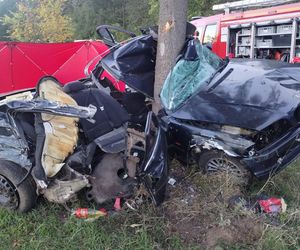 Tragiczny wypadek w Zalesiu. Nie żyje 23-letni kierowca BMW