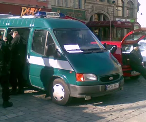 Podali się za celników i chcieli kontrolować sklepy. Tak, byli pijani