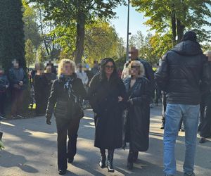 Zapłakana Edzia z nad grobem Dżejka. Kaźmierska nie weszła jej w drogę