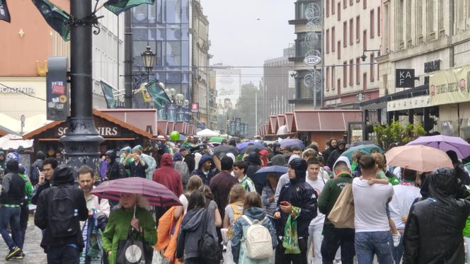 Gorąco przed finałem Ligii Konferencji we Wrocławiu. Tysiące kibiców na Rynku