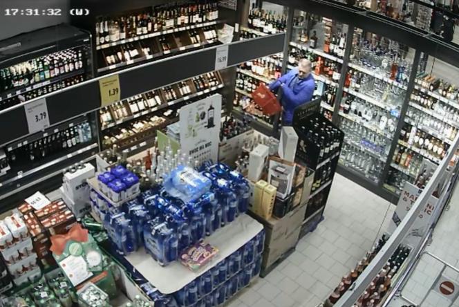 Świecie: Ci mężczyźni ukradli alkohol ze sklepu! Poznajesz ich? [ZDJĘCIA]