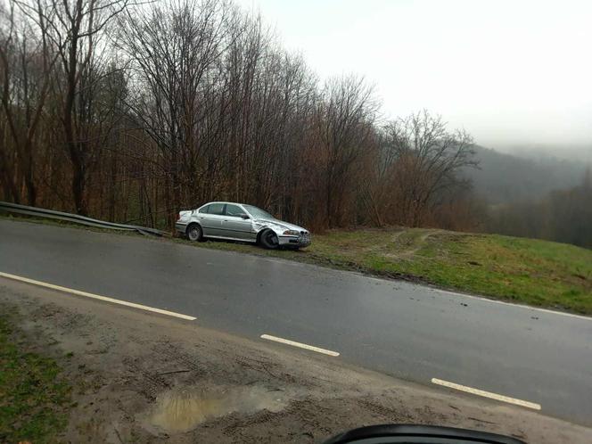 Janowice. Kierowca bmw przeszarżował na śliskiej drodze. Drzewa uratowały go przed katastrofą