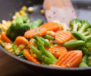 Mrożone warzywa na patelnię są gorsze od świeżych? Oto kilka faktów 