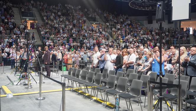 Kongres Świadków Jehowy w Olsztynie. W hali Urania chrzest przyjęli nowi członkowie [ZDJĘCIA]