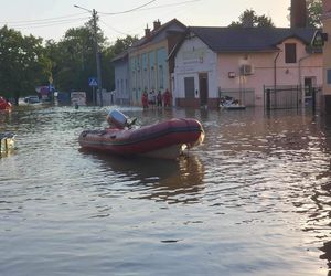 Opolskie. Powódź w Lewinie Brzeskim. 90 procent miasta zostało zalane [ZDJĘCIA].